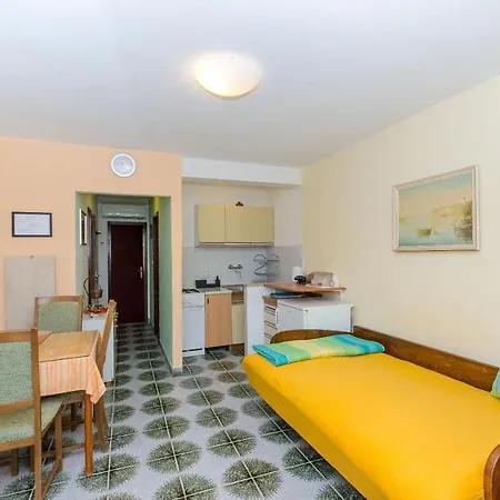 Apartment Apartments Seaside Bobovisca